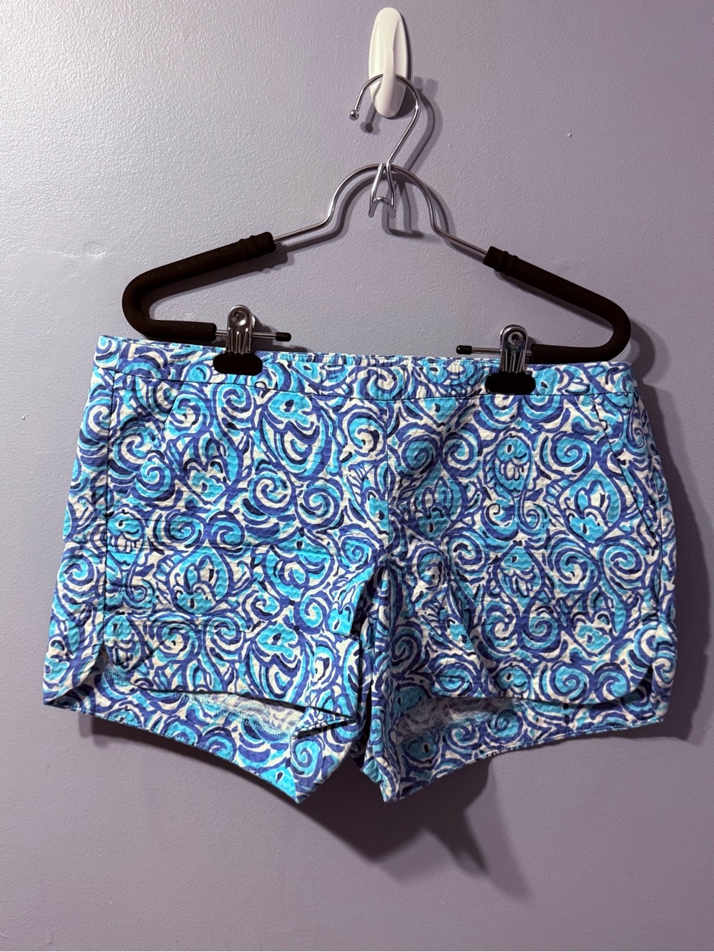 Lilly Pulitzer Chasing Tail Adie Shorts in the blue-and-white Swirl Fish Size 6